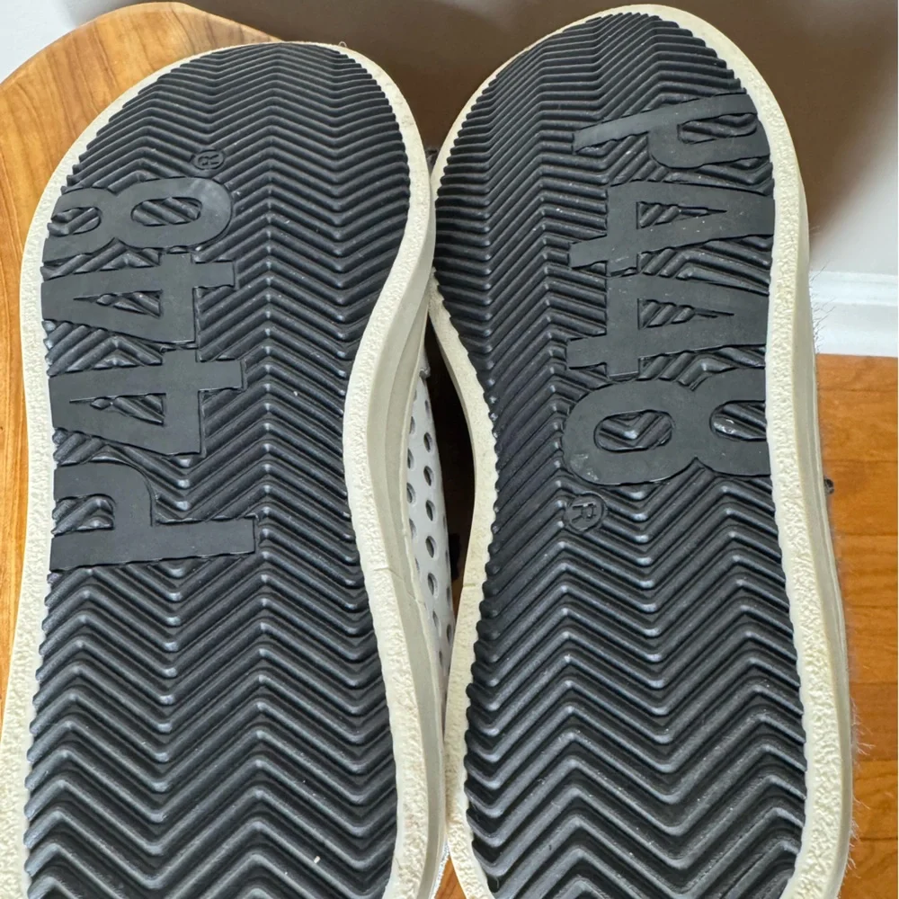 Like New Women’s P448 JohnBS Skuba low top sneakers Sz. 40 (US 9.5/10) - Picture 11 of 12